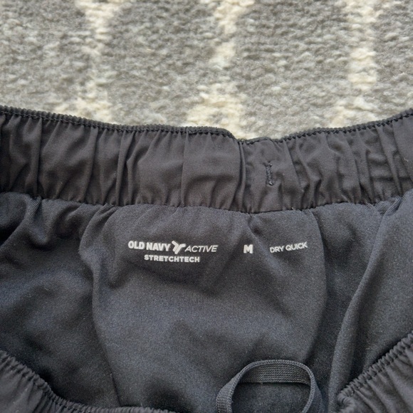 Old Navy women’s black active shorts size medium - Picture 3 of 4